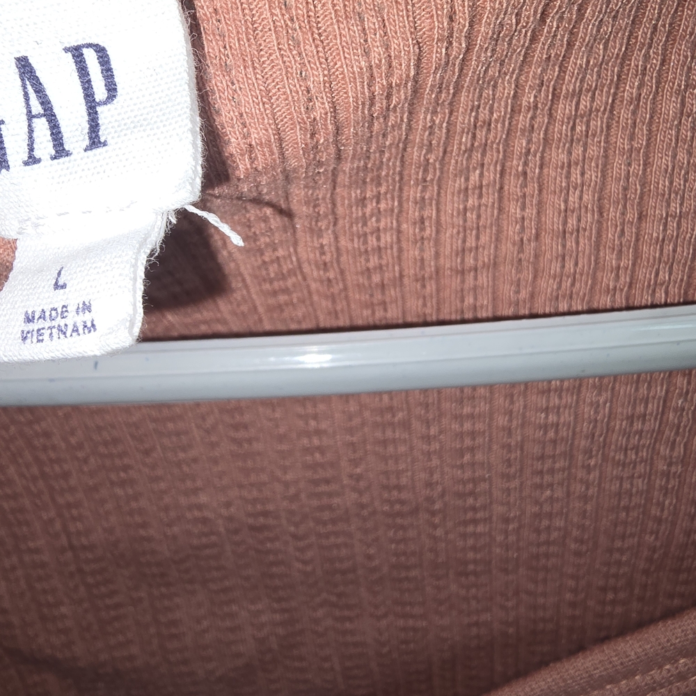 GAP Ribbed V-Neck Tee - Picture 2 of 3